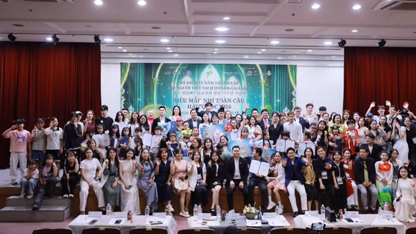 Đông đảo đại biểu, khách mời, doanh nghiệp, phụ huynh và cộng đồng người Việt Nam đang sinh sống, học tập, làm việc tại Hàn Quốc đã tới tham dự sự kiện.