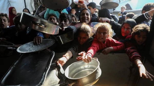 Người dân Palestine nhận thức ăn miễn phí tại một trại dành cho người tị nạn ở Beit Lahia, phía bắc Dải Gaza, ảnh chụp ngày 15/3/2026. (Ảnh: XINHUA)