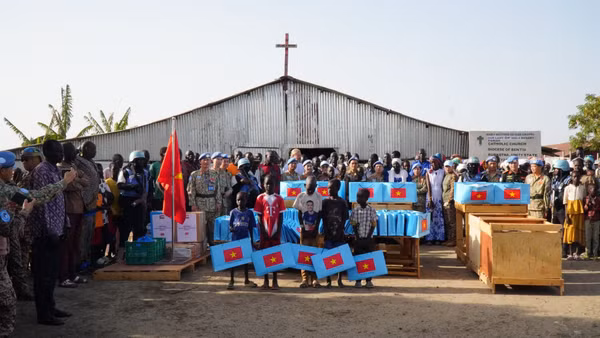 Lực lượng gìn giữ hòa bình Việt Nam tại Nam Sudan trao quà tặng người dân địa phương.