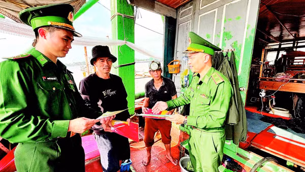 Lực lượng chức năng tuyên truyền chống khai thác IUU cho ngư dân tại cảng Cửa Việt.