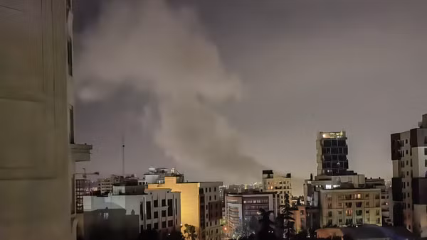 Khói bốc lên sau vụ không kích tại Tehran, Iran. (Ảnh: THX/TTXVN)
