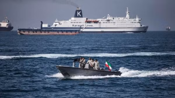 Binh sĩ Iran tuần tra ở eo biển Hormuz, ngày 30/4/2019. (Ảnh: Xinhua)