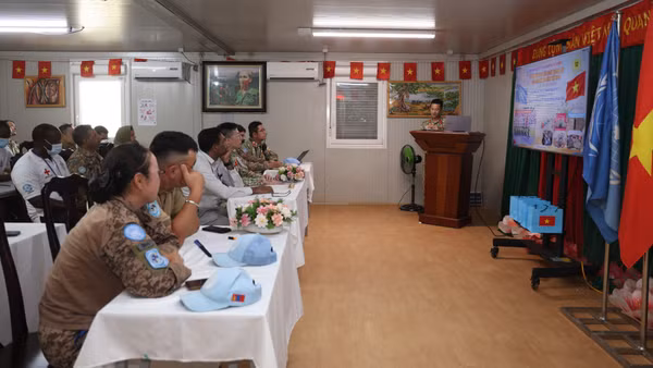 Bệnh viện dã chiến cấp 2 số 7 tổ chức hội thảo khoa học để trao đổi, cập nhật những kiến thức y khoa liên quan đến virus Ebola. (Ảnh: TÙNG LONG)