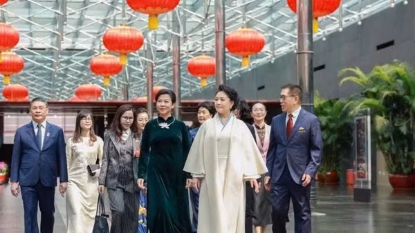 Hai phu nhân cùng nhau thăm Nhà hát lớn quốc gia Trung Quốc và có cuộc giao lưu, chia sẻ thân tình, cởi mở về các trải nghiệm thực tế cũng như việc giao lưu, phát triển văn hóa giữa hai nước. (Ảnh: TTXVN)