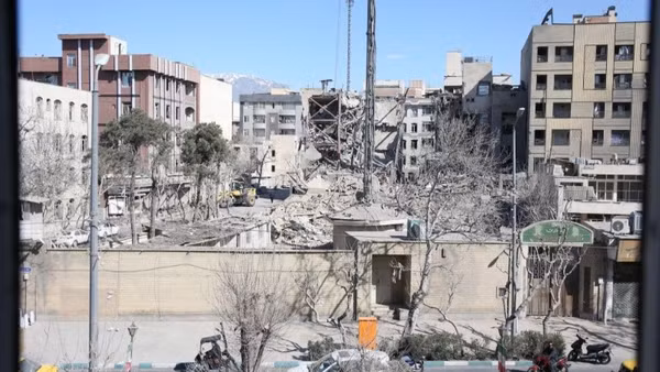 Bức ảnh này được chụp vào ngày 3/3/2026, cho thấy các tòa nhà bị hư hại và đống đổ nát sau các cuộc không kích của Mỹ và Israel tại Tehran, Iran. (Ảnh: XINHUA)