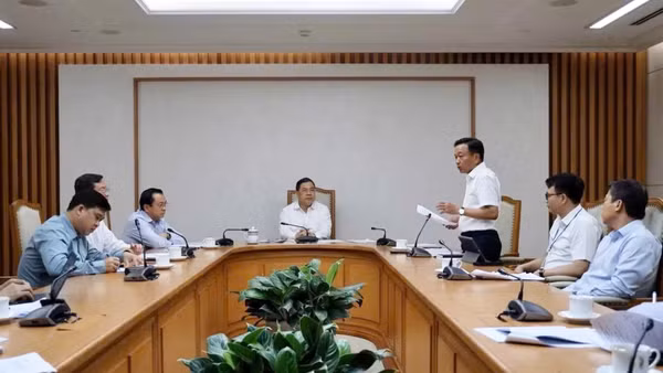 Ủy viên Bộ Chính trị, Phó Thủ tướng Thường trực Phạm Gia Túc nghe đại biểu báo cáo tại cuộc họp. (Ảnh: VGP/Phương Nguyên)