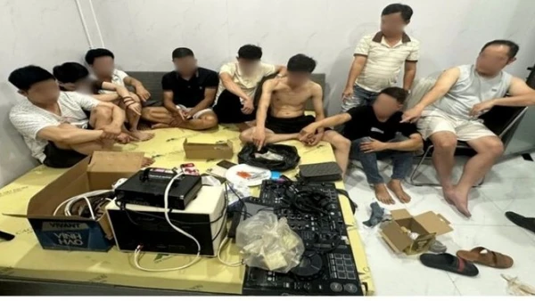 Các đối tượng bị bắt giữ tại hiện trường.