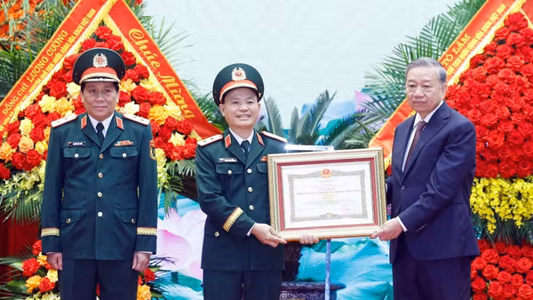 Tổng Bí thư, Chủ tịch nước Tô Lâm, Bí thư Quân ủy Trung ương trao Danh hiệu Anh hùng Lực lượng vũ trang nhân dân tặng Quân khu 3. (Ảnh: Thống Nhất/TTXVN)