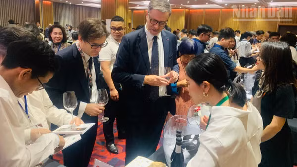 Đại sứ Pháp tại Việt Nam Olivier Brochet thử rượu vang tại sự kiện. (Ảnh: KIỀU GIANG)