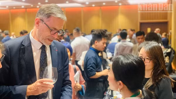 Đại sứ Pháp tại Việt Nam Olivier Brochet thử rượu vang tại sự kiện. (Ảnh: KIỀU GIANG)