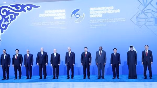 Nguyên thủ của 5 nước thành viên Liên minh Kinh tế Á-Âu (EAEU) và đại diện các quốc gia khách mời tham dự Diễn đàn Kinh tế Á-Âu. (Ảnh: VGP/Gia Huy)