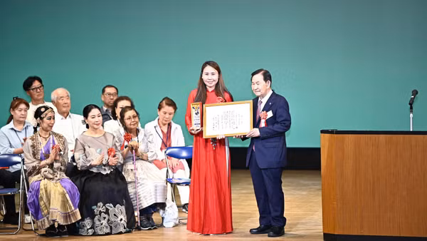 Đại diện Tổ chức Xúc tiến hữu nghị quốc tế Nhật Bản trao Giải thưởng cộng đồng “Công dân toàn cầu" tặng bà Lê Thương - Chủ tịch Hiệp hội Người Việt Nam vùng Kansai.