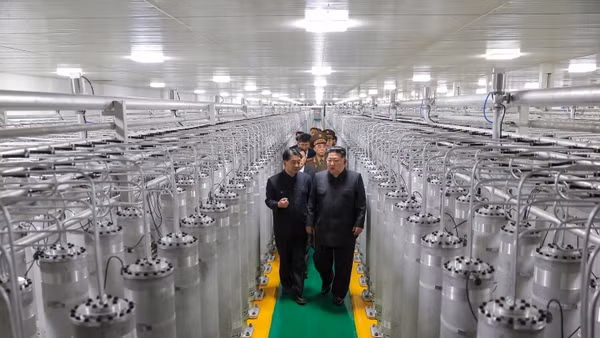 Nhà lãnh đạo Triều Tiên Kim Jong Un (phải, phía trước) thăm nhà máy sản xuất vật liệu hạt nhân mới khánh thành, ngày 3/6/2026. (Ảnh: KCNA/TTXVN)