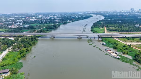 Cầu Bình Gởi vượt sông Sài Gòn có chiều dài 1km.