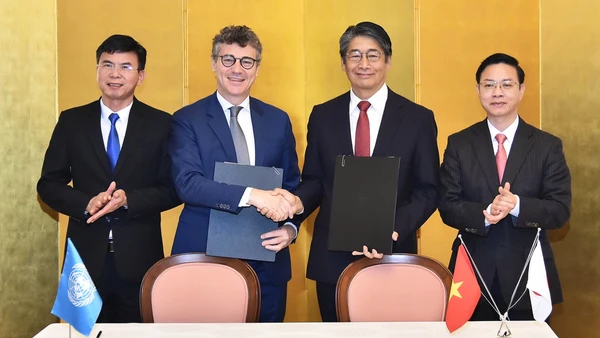 Trưởng đại diện UNESCO tại Việt Nam Jonathan Wallace Baker và Đại sứ Nhật Bản tại Việt Nam Ito Naoki cùng các đại biểu tại Lễ ký kết thỏa thuận triển khai dự án.