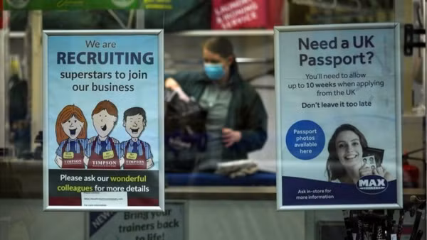 Bức ảnh chụp ngày 15/2/2022 cho thấy một tiệm giặt ủi đăng thông báo tuyển nhân viên ở Hampshire, Anh. (Ảnh: XINHUA)