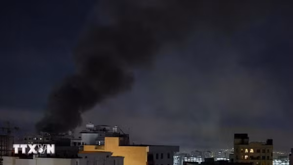 Khói bốc lên sau các vụ không kích của Israel xuống thủ đô Tehran, Iran. (Ảnh: THX/TTXVN)
