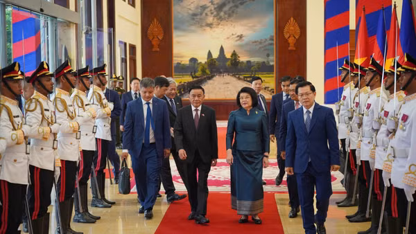 Lễ đón chính thức Thường trực Ban Bí thư Trần Cẩm Tú diễn ra tại trụ sở Quốc hội Campuchia ở Thủ đô Phnom Penh. (Ảnh: ĐINH TRƯỜNG)