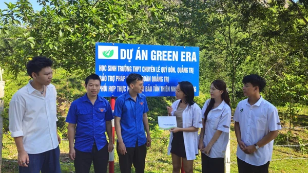 Bốn em trong nhóm Dự án Green Era trao tiền, phối hợp Đoàn Thanh niên Khu bảo tồn Thiên nhiên Đakrông chăm sóc vườn cây. (Ảnh: Quang Huy)
