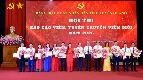 Ban Tổ chức trao giấy chứng nhận, tặng hoa các Đoàn tham gia hội thi.