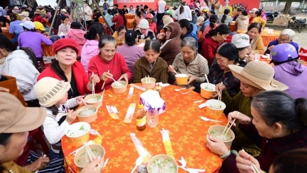 Người dân xã Hòa Thịnh thưởng thức những tô phở yêu thương thơm ngon (Nguồn: Báo Tuổi Trẻ)