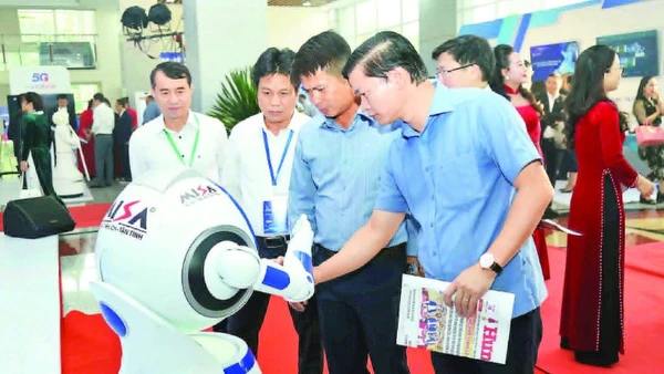 Các đại biểu trải nghiệm hoạt động của một robot (Tập đoàn Công nghiệp-Viễn thông quân đội Viettel) tại Diễn đàn khoa học, công nghệ, đổi mới sáng tạo và chuyển đổi số tỉnh Hưng Yên tháng 10/2025.