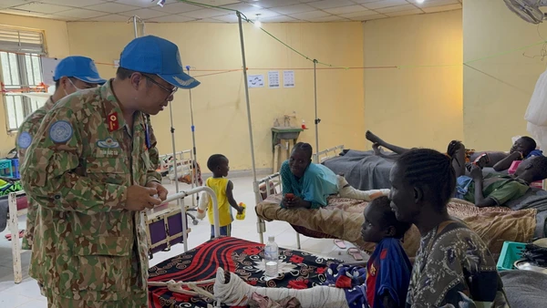 Ban Giám đốc Bệnh viện dã chiến cấp 2 số 7 của Việt Nam thăm hỏi các bệnh nhân đang điều trị tại Bệnh viện đa khoa Bentiu. (Ảnh: TIẾN PHÚC)