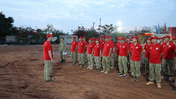 Các thành viên Bệnh viện dã chiến cấp 2 số 7 tổ chức hoạt động chạy bộ tập thể nhằm nâng cao tinh thần rèn luyện thân thể, nâng cao sức khỏe. (Ảnh: TIẾN PHÚC)