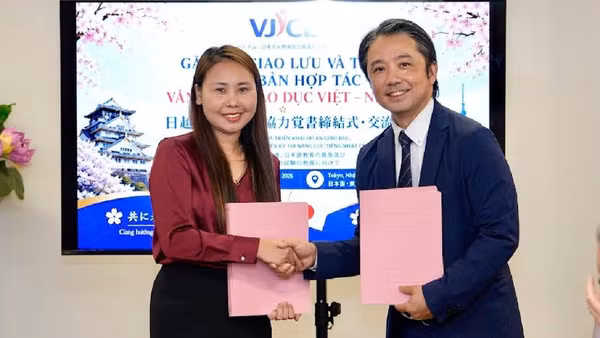 Đại diện Trung tâm Xúc tiến hợp tác văn hóa, giáo dục Việt-Nhật và đại diện Trường tiếng Nhật Aoyama trao thỏa thuận ký kết.