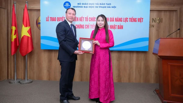 Phó Giáo sư, Tiến sĩ Nguyễn Đức Sơn - Hiệu trưởng Trường đại học Sư phạm Hà Nội và bà Lê Thương - Phó Chủ tịch thường trực Hiệp hội Xúc tiến hợp tác kinh tế Việt Nam-Nhật Bản tại Lễ trao Quyết định liên kết tổ chức thi đánh giá năng lực tiếng Việt và cấp chứng chỉ tiếng Việt tại Nhật Bản.