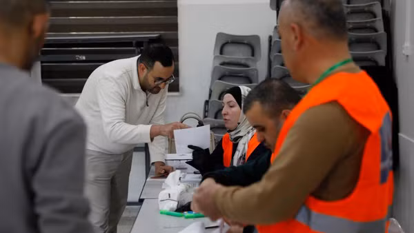 Người dân Palestine đi bỏ phiếu tại một điểm bỏ phiếu ở thành phố Hebron, Bờ Tây, ngày 25/4/2026. (Ảnh: XINHUA)