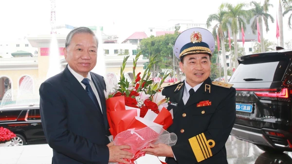 Lãnh đạo Quân chủng Hải quân đón Tổng Bí thư Tô Lâm. (Ảnh: Trọng Đức/TTXVN)