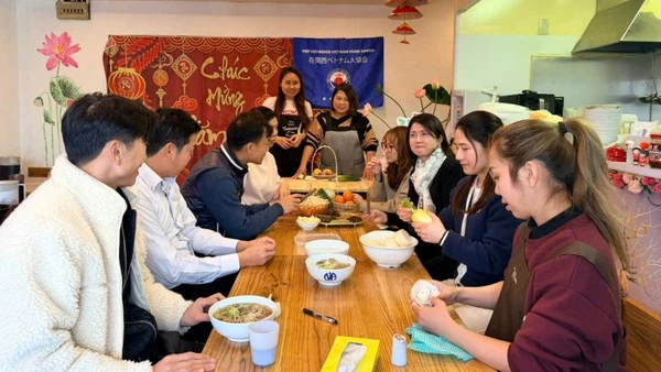 Lớp dạy nấu các món ăn truyền thống Việt Nam góp phần gìn giữ bản sắc văn hóa dân tộc và tăng cường giao lưu, gắn kết cộng đồng người Việt tại Nhật Bản.
