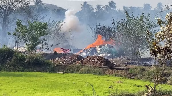 Hiện trường vụ cháy cơ sở dự trữ pháo hoa ở Thrissur, bang Kerala, miền nam Ấn Độ ngày 21/4/2026. (Ảnh: ANI/TTXVN)