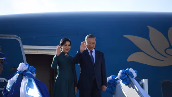 Tổng Bí thư, Chủ tịch nước Tô Lâm và Phu nhân Ngô Phương Ly tới sân bay quốc tế Don Mueng. (Ảnh: Xuân Sơn-Minh Thắng)