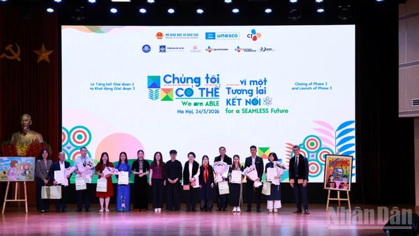 Đại diện UNESCO và Tập đoàn CJ tri ân các đối tác tham gia giai đoạn 2 của Dự án "Chúng tôi có thể". (Ảnh: KIỀU GIANG) 