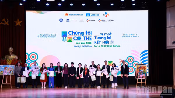 Đại diện UNESCO và Tập đoàn CJ tri ân các đối tác tham gia giai đoạn 2 của Dự án "Chúng tôi có thể". (Ảnh: KIỀU GIANG) 