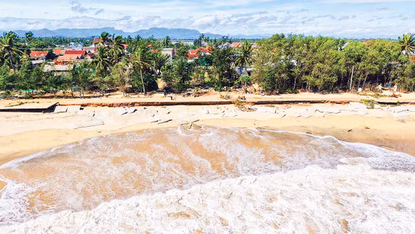 Sóng dữ bão số 13 năm 2025 phá hủy tuyến đường bê-tông ven biển xã Long Phụng. (Ảnh: HIỂN CỪ)