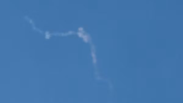Vệt khói trên bầu trời Jerusalem khi hệ thống phòng thủ Israel đánh chặn tên lửa tấn công từ Iran, ngày 8/6/2026. (Ảnh: THX/TTXVN)