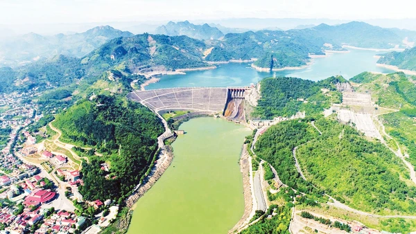 Nhà máy thủy điện Hòa Bình nhìn từ trên cao. (Ảnh: ĐIỆN HÀ)