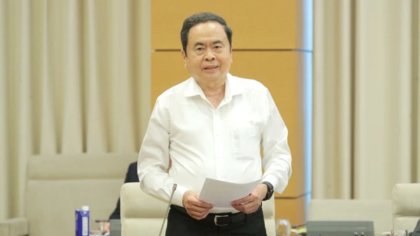 Chủ tịch Quốc hội Trần Thanh Mẫn ký ban hành Nghị quyết số 1992/NQ-UBTVQH15 của Ủy ban Thường vụ Quốc hội khóa XV về việc kiện toàn thành viên Ban chỉ đạo chuyển đổi số của Quốc hội. (Ảnh: daibieunhandan.vn)