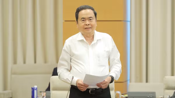 Chủ tịch Quốc hội Trần Thanh Mẫn ký ban hành Nghị quyết số 1992/NQ-UBTVQH15 của Ủy ban Thường vụ Quốc hội khóa XV về việc kiện toàn thành viên Ban chỉ đạo chuyển đổi số của Quốc hội. (Ảnh: daibieunhandan.vn)