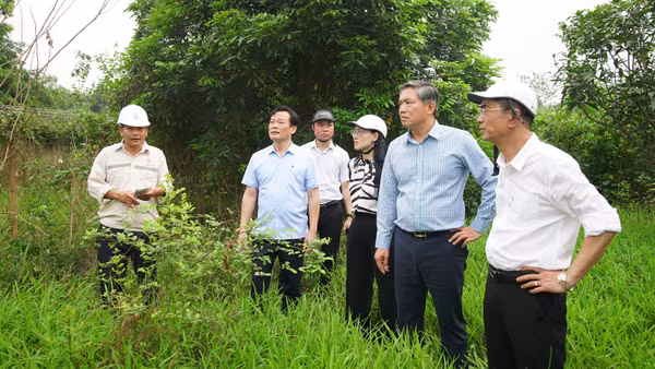 Lãnh đạo phường Hồng Hà đến từng hộ dân để vận động, thực hiện bàn giao mặt bằng sạch cho đơn vị thi công.