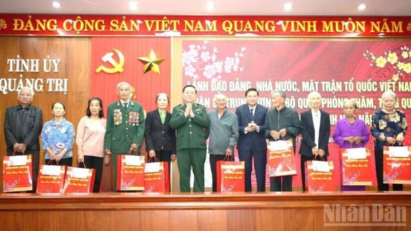 Đại tướng Nguyễn Trọng Nghĩa trao quà Tết cho người có công tiêu biểu, gia đình chính sách.