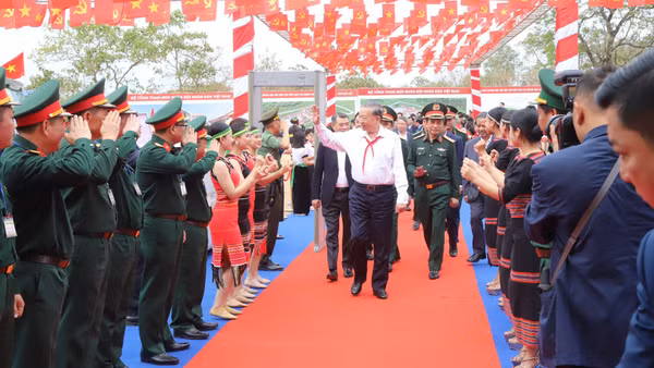 Cán bộ, giáo viên, học sinh xã Ea Rốk chào đón Tổng Bí thư Tô Lâm và các đồng chí lãnh đạo Đảng, Nhà nước đến dự Lễ khởi công.