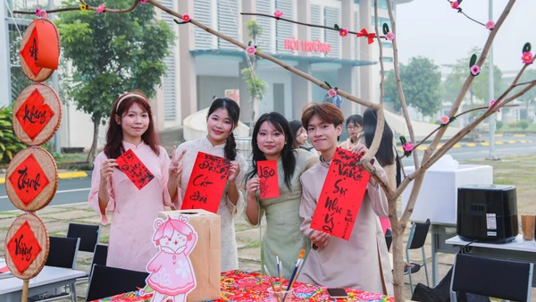 Sinh viên Trường đại học Việt Nhật hào hứng tham gia chương trình “Tết Việt-Nhật 2026”.