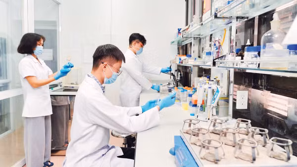 Nghiên cứu tác dụng dược lý các loài cây thuốc và dược liệu tại Viện Dược liệu.