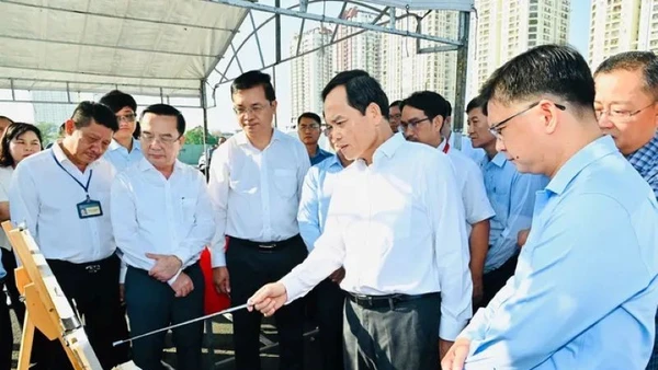 Bí thư Thành ủy Thành phố Hồ Chí Minh Trần Lưu Quang khảo sát tiến độ loạt dự án ở Trường đua Phú Thọ. (Ảnh: VIỆT DŨNG/SGGP)