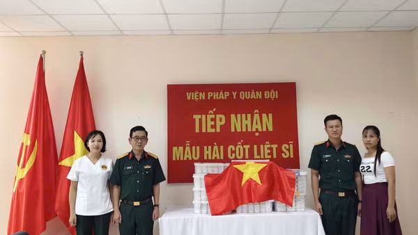Thành viên Ban Chỉ đạo tìm kiếm, xác định danh tính liệt sĩ tỉnh Điện Biên bàn giao 668 mẫu hài cốt liệt sĩ cho Viện Pháp y Quân đội. 