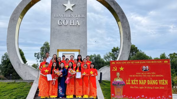 Lễ kết nạp đảng viên mới của Chi bộ Trường tiểu học Hòa Khương, Đảng bộ xã Hòa Tiến, thành phố Đà Nẵng. (Ảnh: ANH ĐÀO)